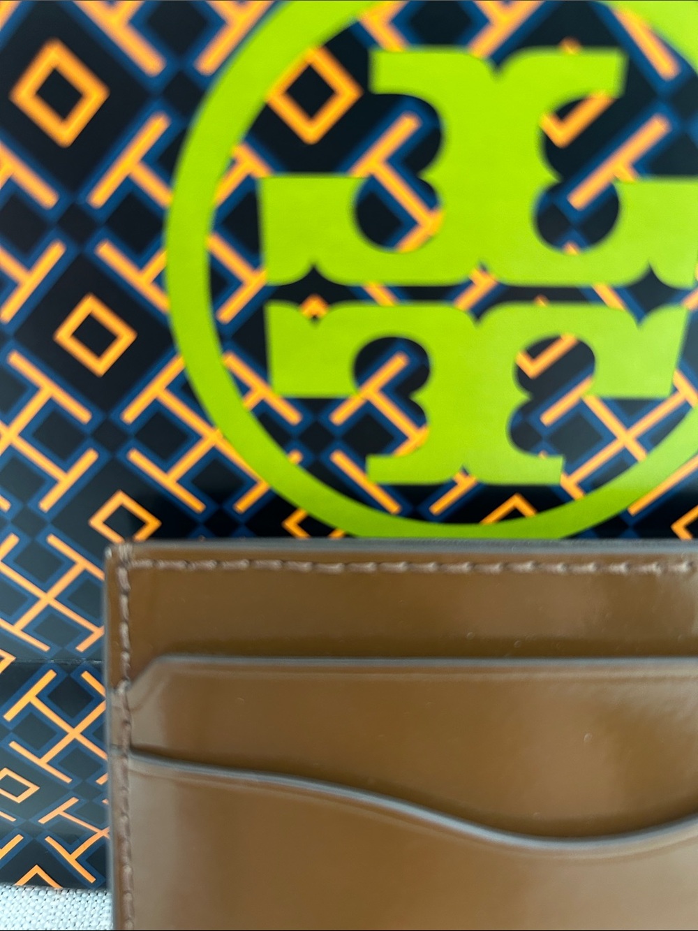 Tory Burch Emerson Patent Slim Card Case - Brown BNWT - Picture 3 of 8